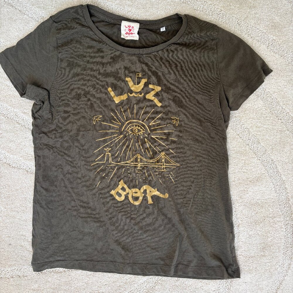 Madalena a Janela "City of Light" Luz Boa t-shirt